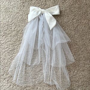 Elegant White Bow with Tulle Veil